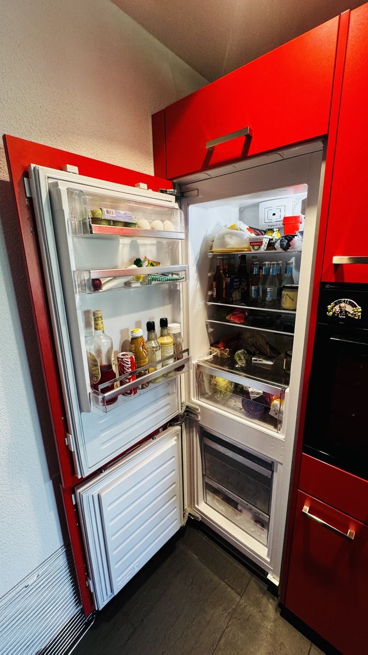 Cucine complete: Gepflegte Einbauküche in Rot/Grau inklusive Bar – Usato da Solothurn venduto da Psyclos 4
