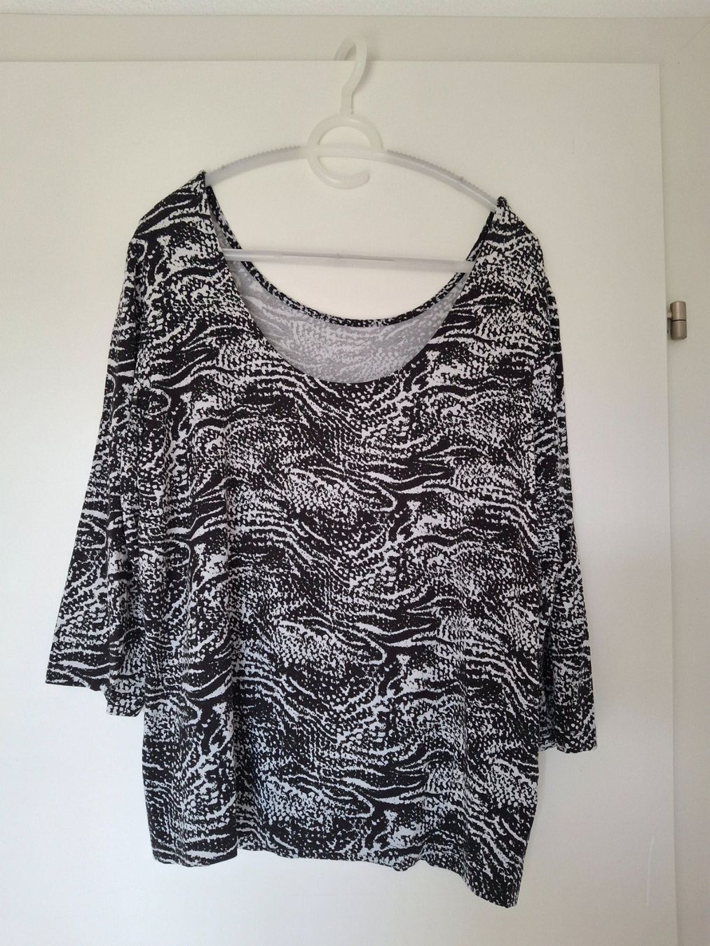 Top: Schwarzes Top mit Animal-Print, Grosse Grössen – Usato da WALTERSWIL SO venduto da thb_ybm8
