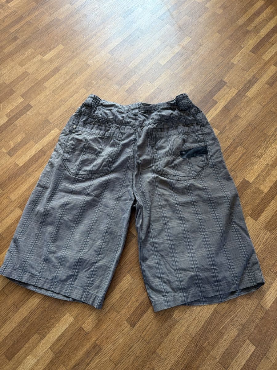 C&A Pantaloni: Coole karierte Sommer-Shorts, Grösse 176 – Usato da Morgarten venduto da elabaumann_ch 1