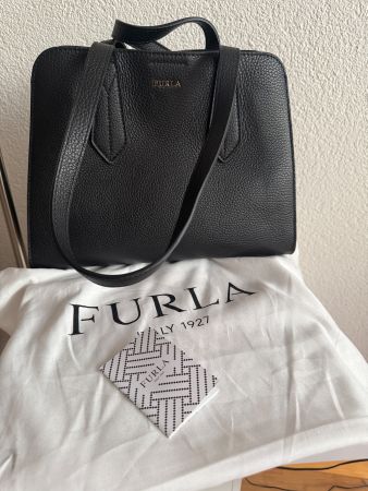 Furla Black Leather Tote Bag - Elegant and Spacious!