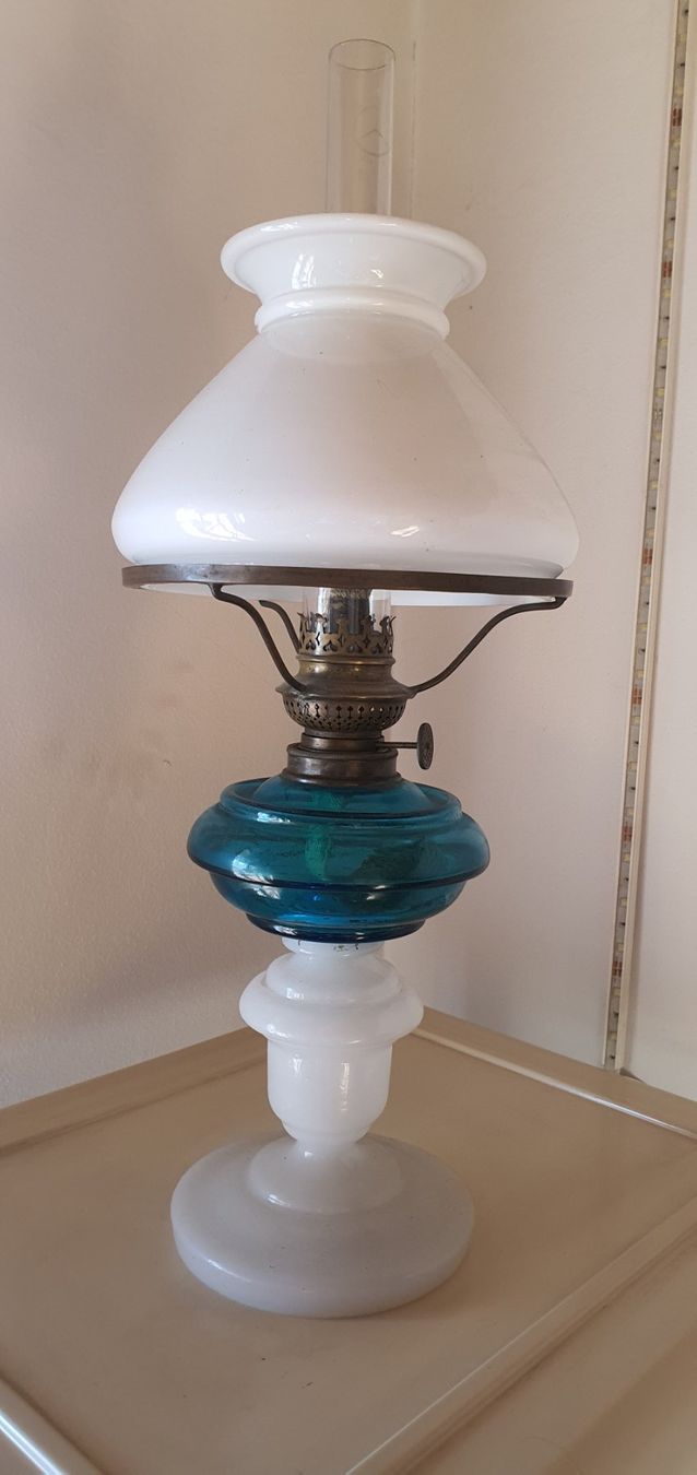 Lampade: Antike Petroleum Lampe (Opalglas) – Usato da Riggisberg venduto da Yellowcoyote 2