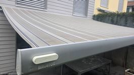 Store banne électrique 5,54 x 4 m avec coffre + capteur vent