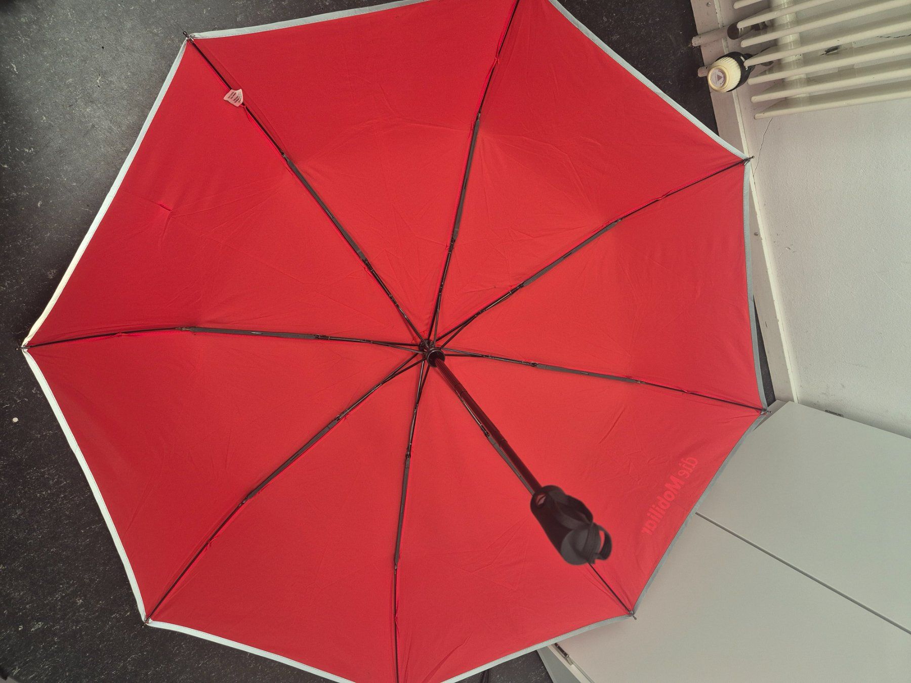 Ombrelli: 2 Regenschirme "Mobiliar und Roche" – Usato da Luzern venduto da lupol_Verwertungen 2