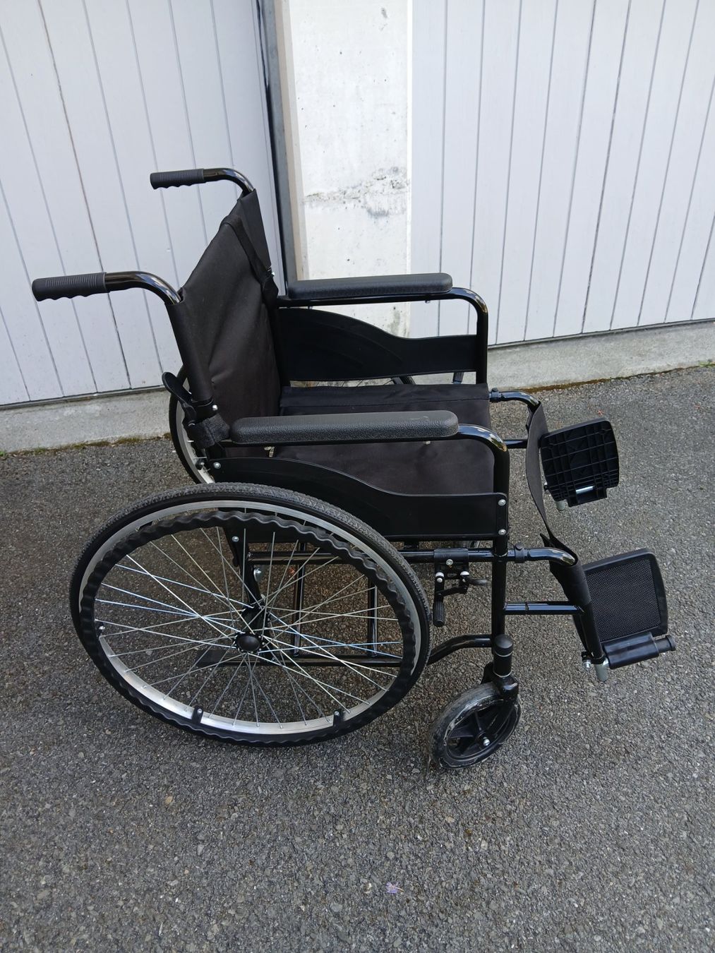 Chaises roulantes: Rollstuhl manuell – Neuf (Voir description) à Küssnacht am Rigi par saschigalka