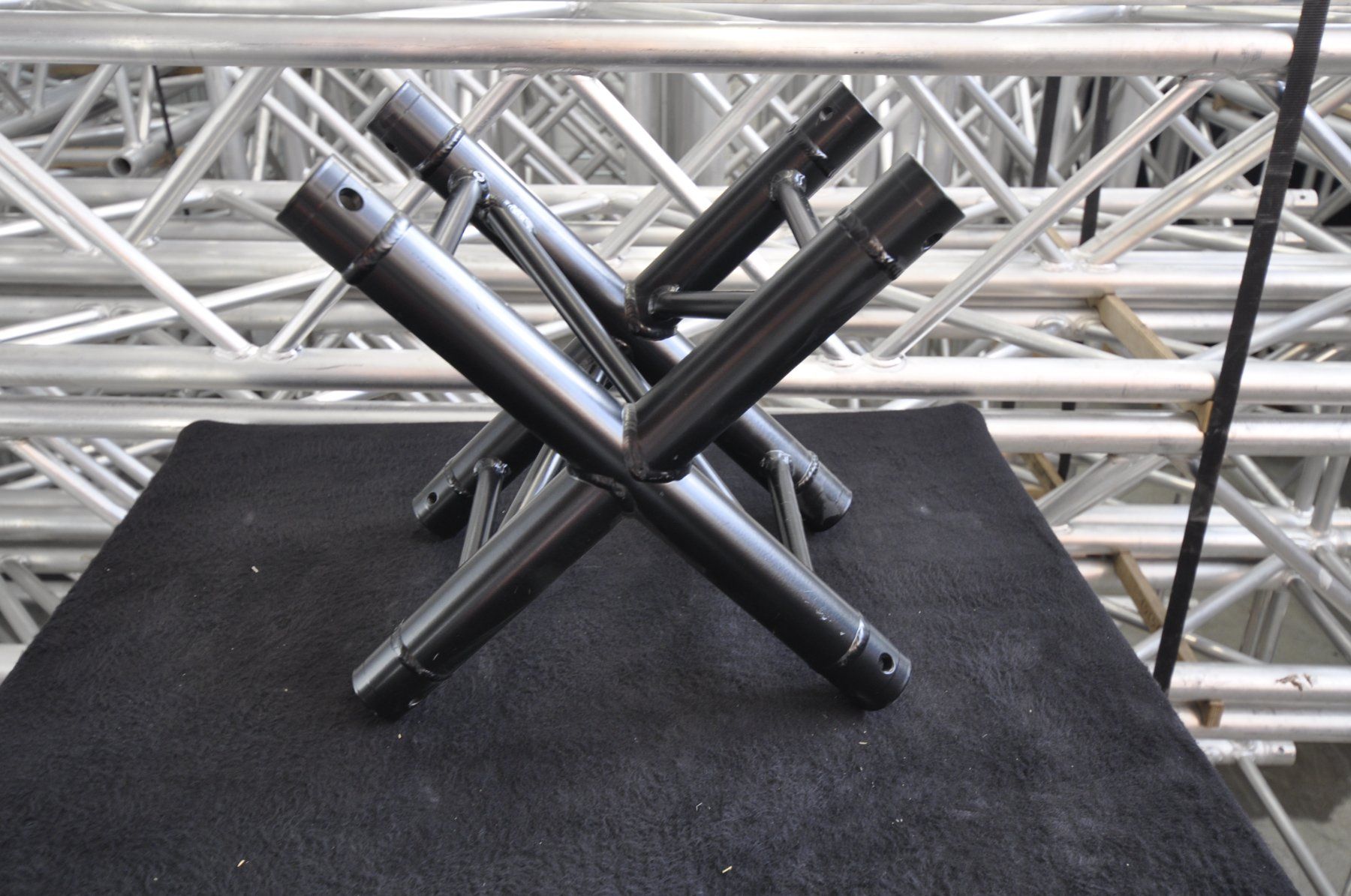 Tralicci: Eurotruss FD32 4Way X-Piece Schwarz – Nuovo (secondo la descrizione) da Burgdorf venduto da WHITELIGHT3400