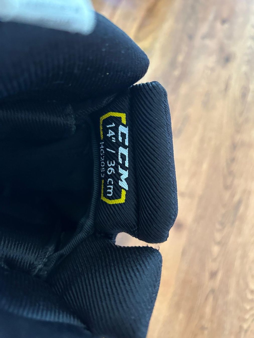 Ccm Altri accessori da uomo: CCM Tack Ice Hockey Gloves - 14" – Usato da Cham venduto da 9inches 4