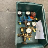 Kiste mit diversen Autogen Druckreduzierventilen 4 Stk.