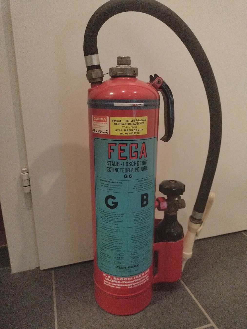 Feuerlöscher: Antiker Feuerlöscher – Gebraucht aus Rüti ZH von Lux05