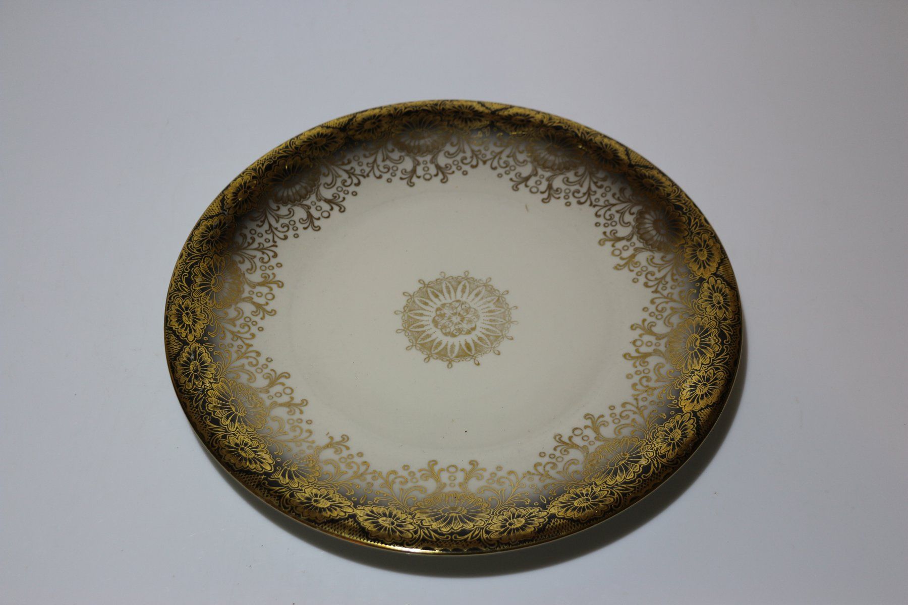 Teller: Vintage Design Teller – Gebraucht aus Corminboeuf von antikerverkauf