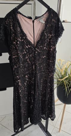 Schwarzes Spitzenkleid mit rosafarbenen Unterkleid