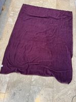 Kuschelige Wohndecke in Aubergine und Gold, neuwertig