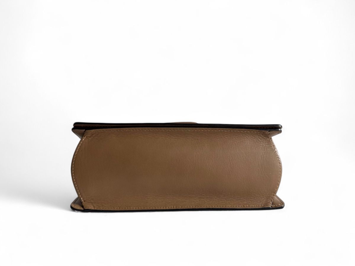 Loewe Taschen für Damen: LOEWE  Calfskin Medium Barcelona Shoulder Bag – Gebraucht aus Kriens von hannaandkiko 2