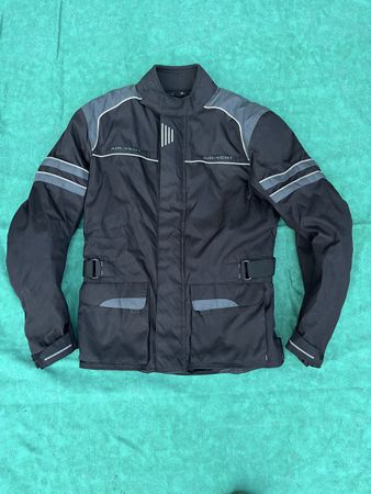 Motorradjacke mit abnehmbaren Innenteil