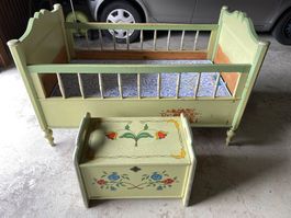 Altes Holz-Kinderbettli und Kommode bemalt aus dem Jahr 1954
