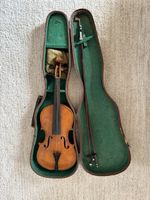 Violine mit Kasten und Bögen