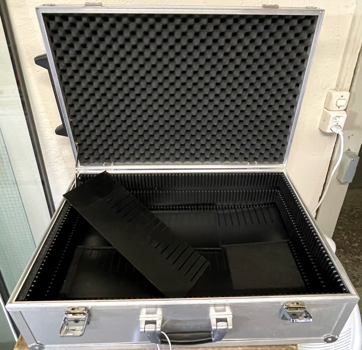 Reisekoffer: ALUMINIUM ROLLKOFFER/ FLIGHTCASE von BwH – Gebraucht aus luzern von Glieve 5