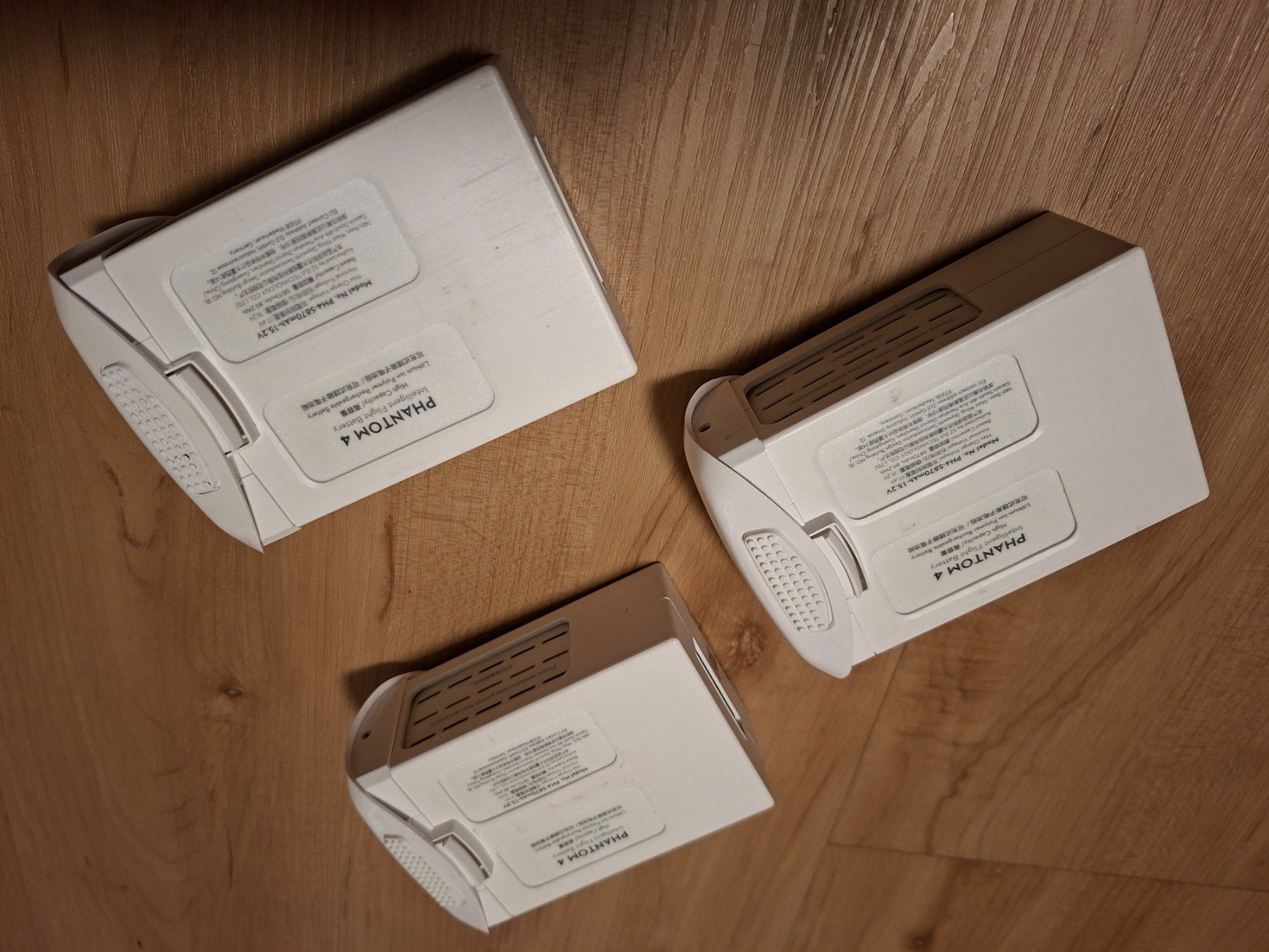 DJI Accus, Chargeurs & Blocs d'alimentation: 3 Stück grosse DJI Phantom 4 Akkus – D'occasion à Grosswangen par Nichtraucher71 1