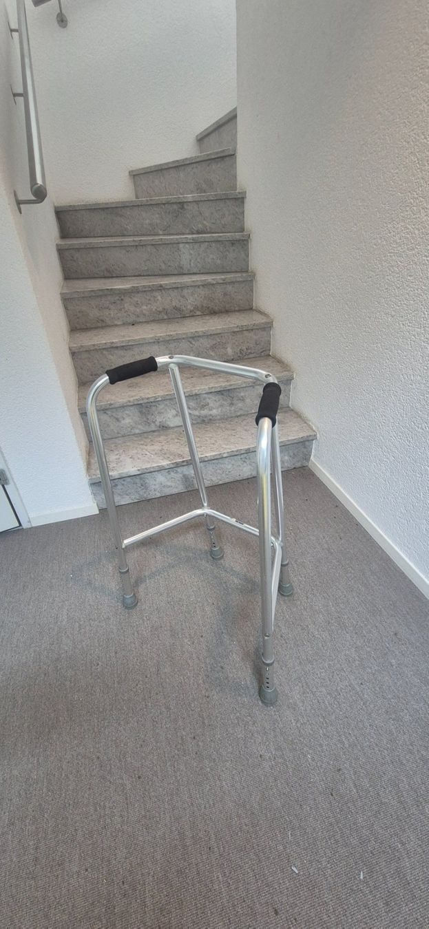 Ausili per la deambulazione: Gehböckli Gehhilfe klein – Usato da Huttwil venduto da Hpb7