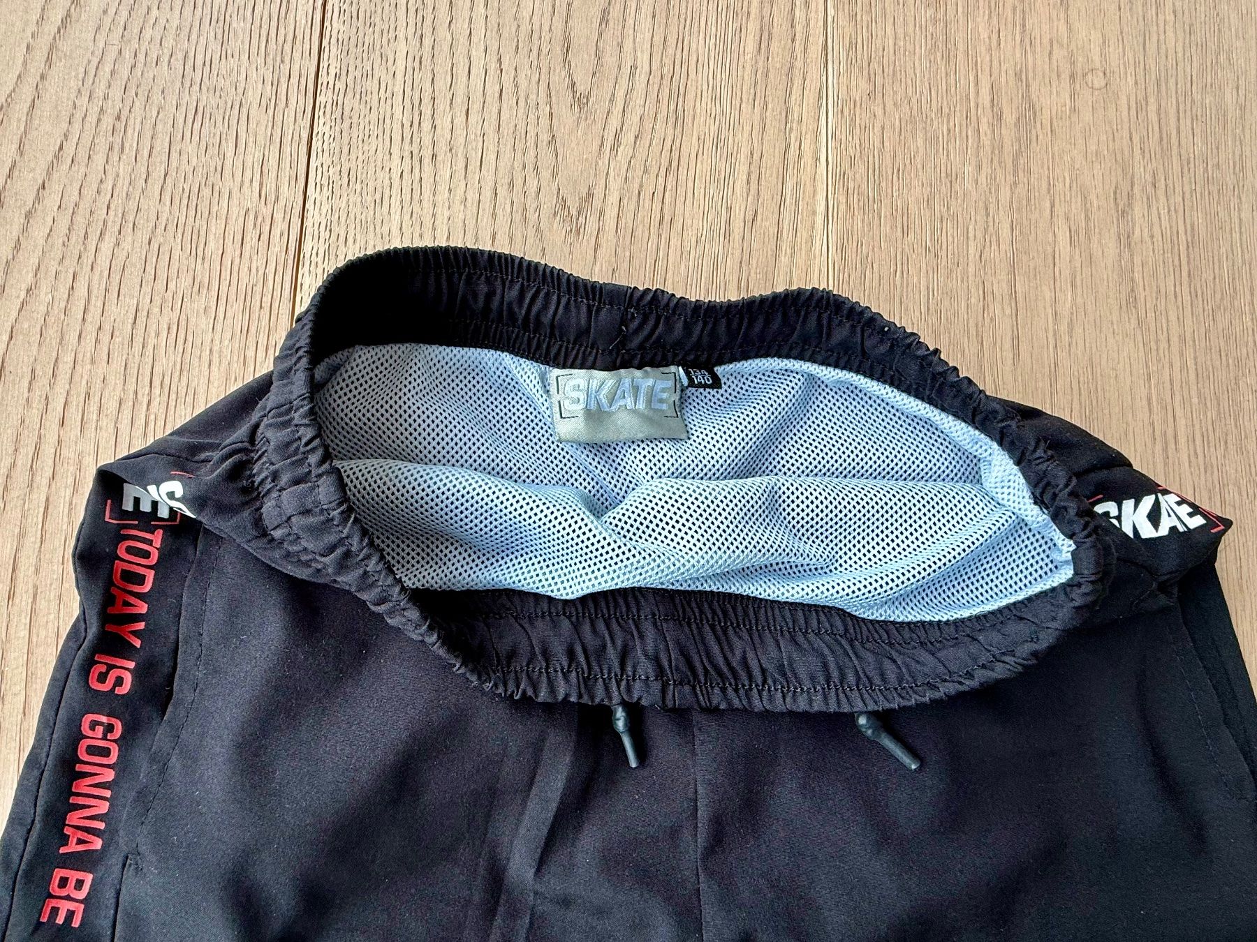 Pantaloni: Schwarze Skate-Shorts, Gr. 134 / 140 – Usato da Cham venduto da Contuc 1