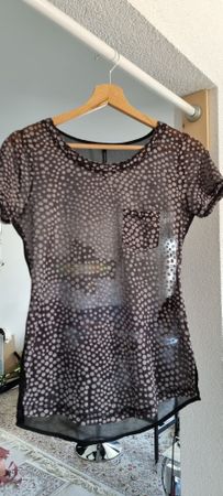 T-shirt noir à pois, léger et parfait pour l'été