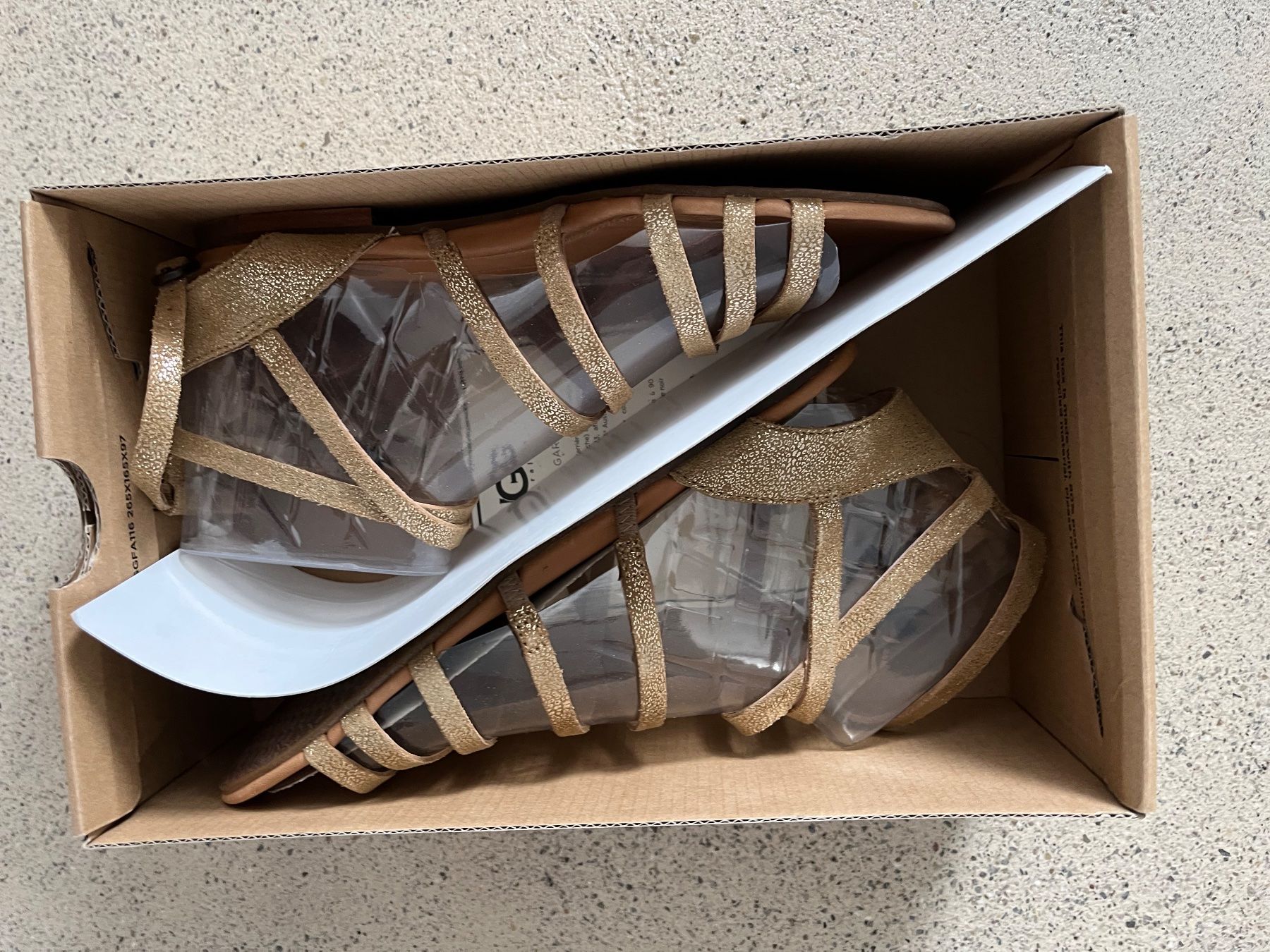 Ugg Scarpe da donna: UGG Sandalen Gold Grösse 36 – Usato da Zürich venduto da Jaskam 5