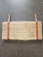 Holz  Kleider Aufhängevorrichtung mit Lederriemen - Handgema