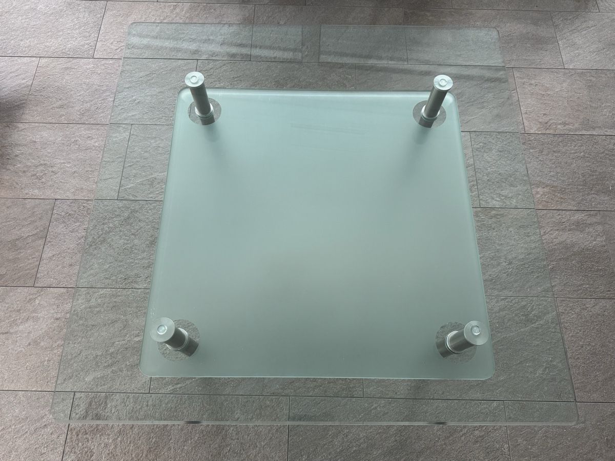 Tavoli: Couchtisch aus Glas mit Metallbeinen – Usato da Zug venduto da baikalina 1