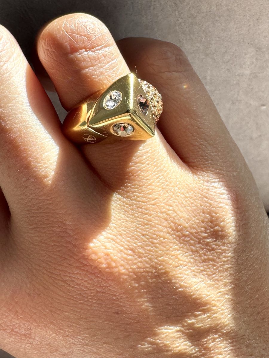 Louis Vuitton Anelli: LOUIS VUITTON Crystals Trunkies Ring – Usato da Kriens venduto da hannaandkiko