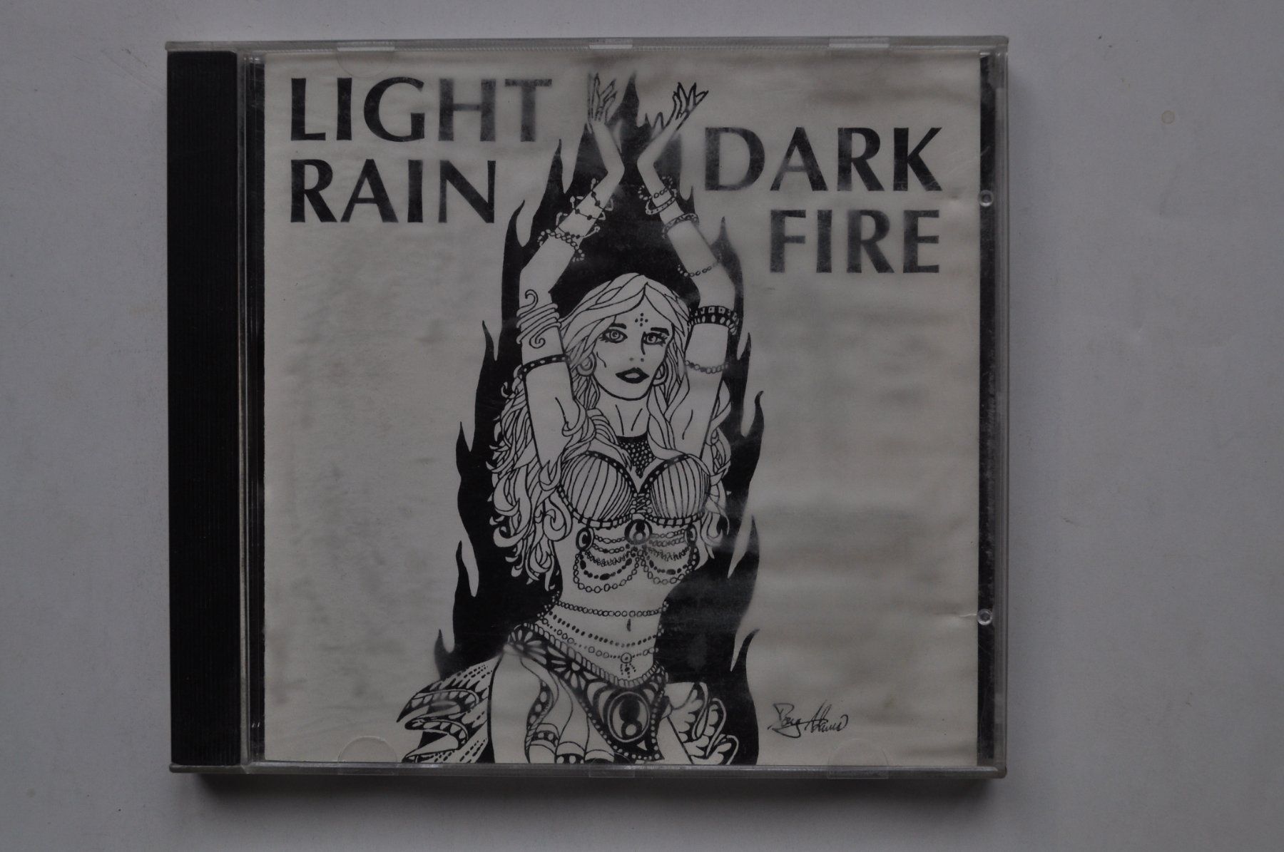 CDs: Light Rain - Dark Fire – Gebraucht aus Marin-Epagnier von Vinil68