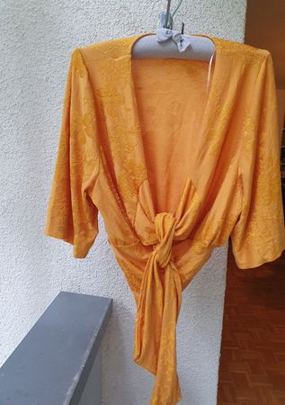 neue Sommerbluse / Body von Zara, Gelb mit Blumenmuster