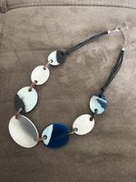 Halskette mit blauen und weissen Elementen, neuwertig