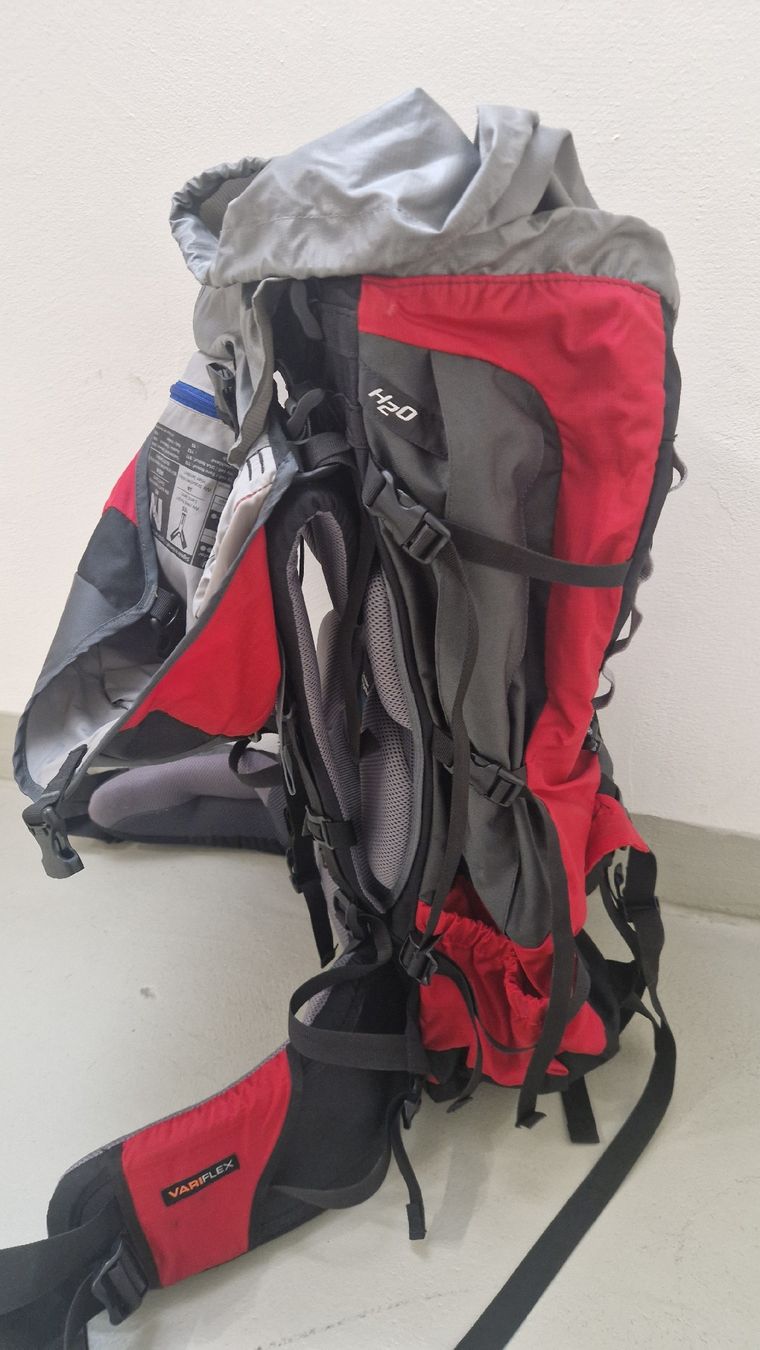 Deuter Zaini: Deuter Rucksack rot/grau gebraucht – Usato da Luzern venduto da tkmdds 4