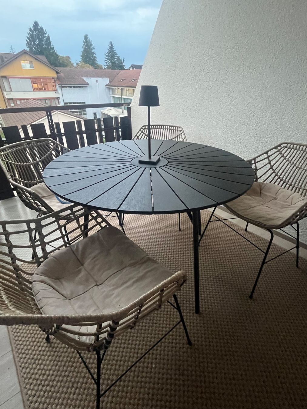 Jysk Set di tavolo e panche: Balkonset 5-teilig schwarz beige – Usato da Fahrwangen venduto da sajic.p