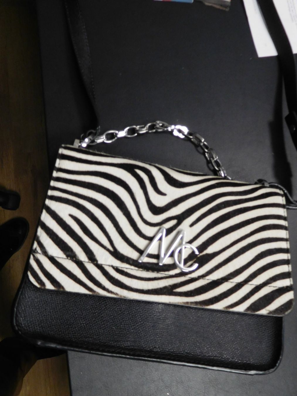 Marc Cain Borse da donna: Geschenkidee Wunderschöne Marc Cain Tasche 22x17x7cm – Nuovo (secondo la descrizione) da Holziken venduto da Rupe 2