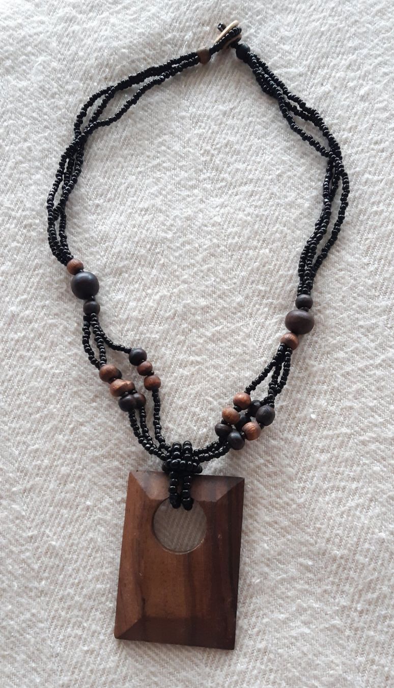 Catenine: Collier en bois et rocailles et cuir – Usato da Champvent venduto da lallina1974
