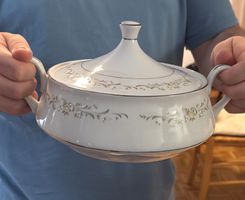 Feine Porzellan-Servierschüssel mit Deckel
