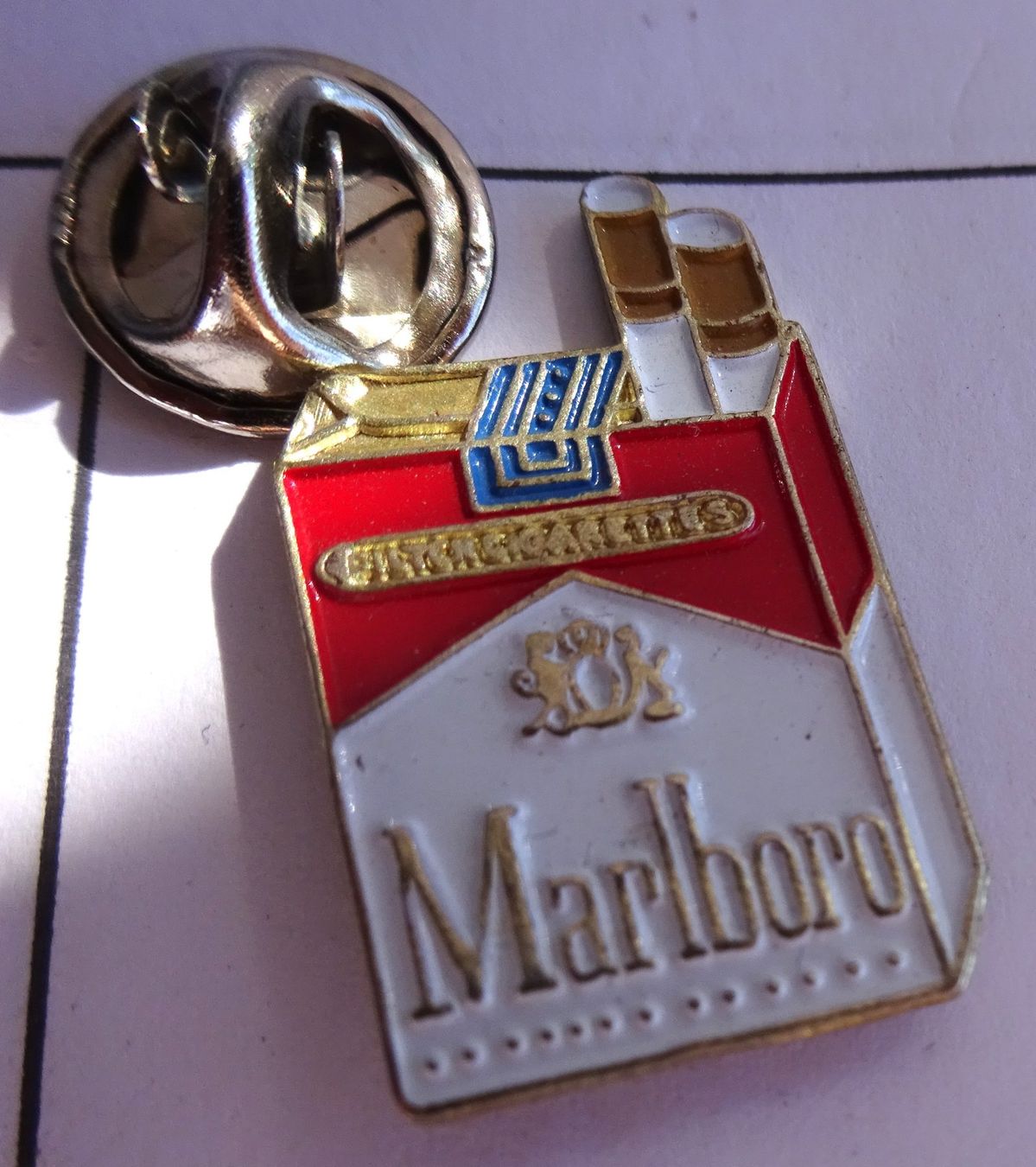 Placchette & Badge: Pin Marlboro Filter Cigarette offen – Usato da Utzenstorf venduto da BUtter81