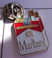 Pin Marlboro Filter Cigarette offen