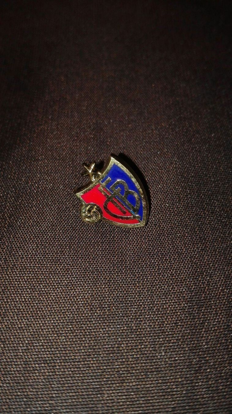 FC Basel Placchette & Badge: FC Basel Pin – Nuovo e nell'imballaggio originale da Zofingen venduto da Justice79