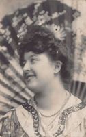 Romantik: Junge Dame lächelt, gelaufen 1909