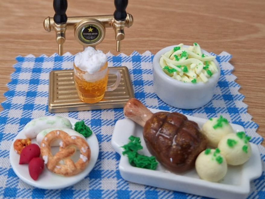 Case e mobili per bambole: Handmade Oktoberfest Essen Set, Schweinshaxe, Bier – Nuovo (secondo la descrizione) da Zürich venduto da HandmadeTinyFood 4