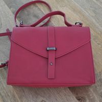 Schicke rote Handtasche — neuwertig