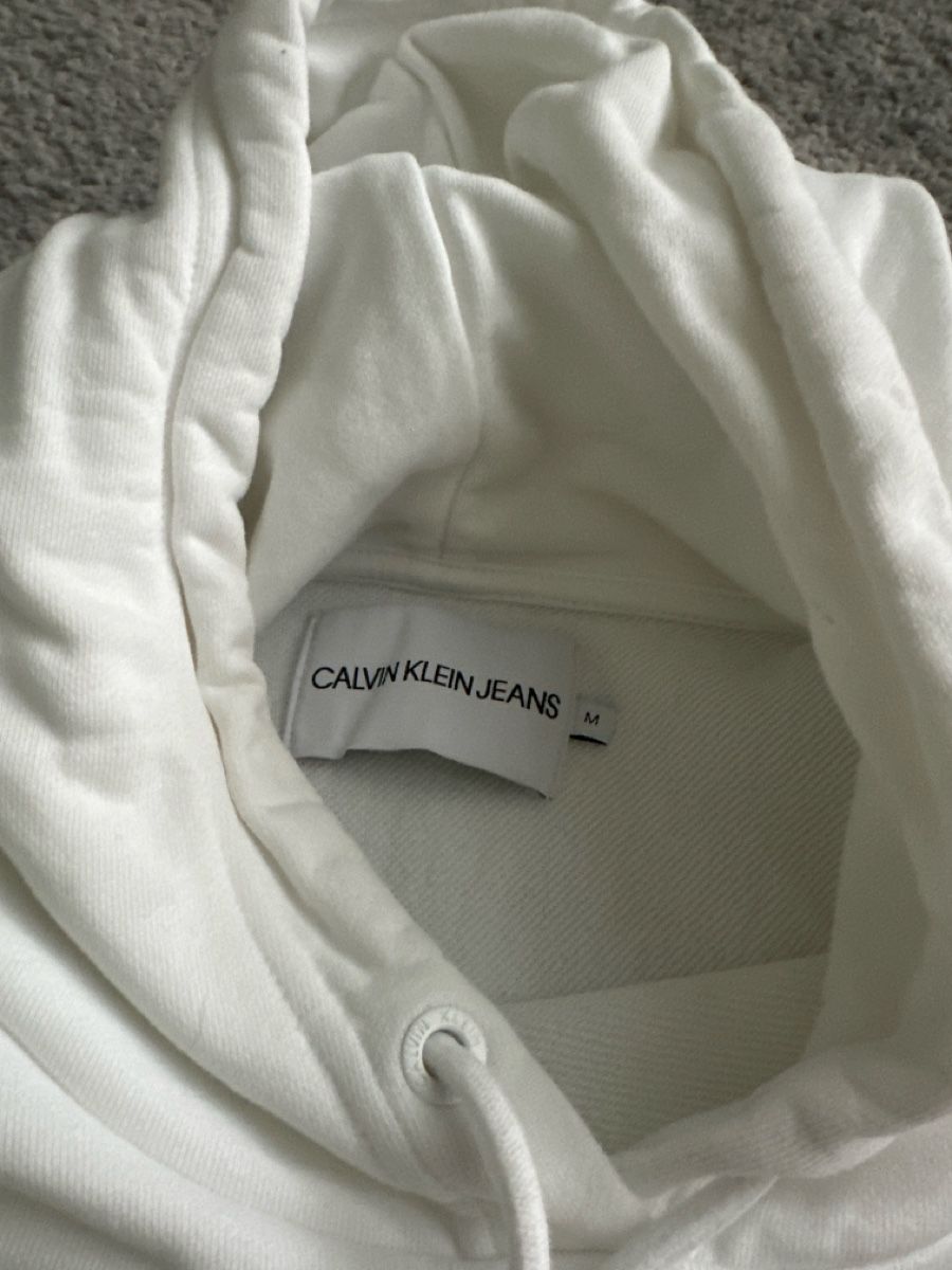 Calvin Klein Pullover & Sweatshirts: Weisser Calvin Klein Crop Kapuzenpullover - Grösse M – Gebraucht aus Wangen SZ von Jaay_Sky 3