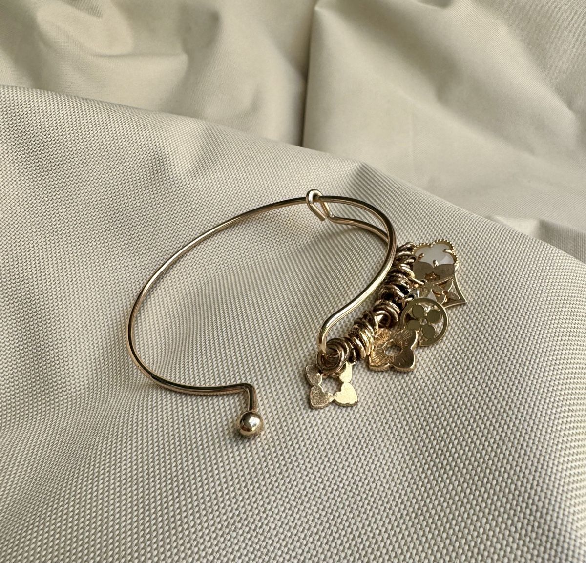 Bracciali & Braccialetti: ✨Modischer Armreif mit Anhängern ✨ – Usato da zürich venduto da Bailey17 4