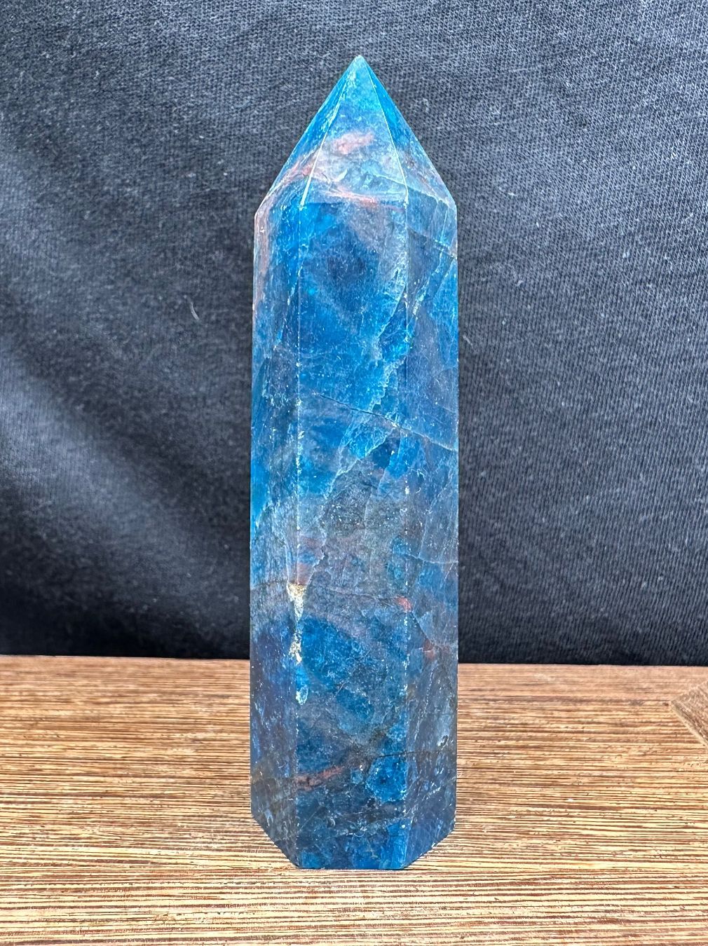 Minerali & Pietre curative: Blauer Apatit Obelisk, Turm, Spitze – Nuovo e nell'imballaggio originale da Männedorf venduto da Handschmeichler