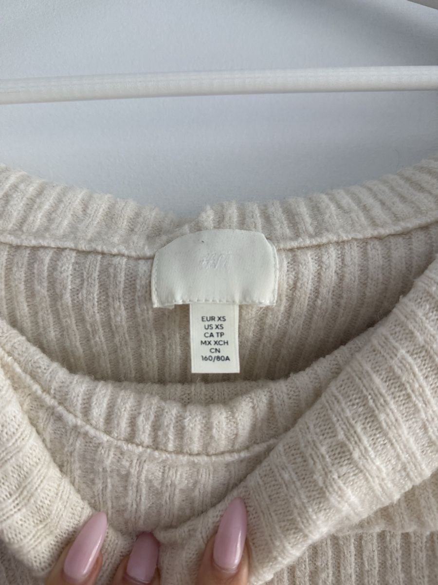 H&M Pullover & Sweatshirts: Off-Shoulder Pullover – Gebraucht aus Herisau von deb_5qfc 1
