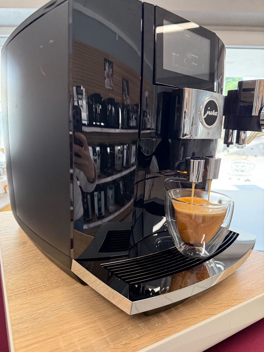 Jura Kaffeemaschinen & Espressomaschinen: JURA J8 PIANO BLACK – Gebraucht aus Gränichen von Luma.KaffeeMaschinen