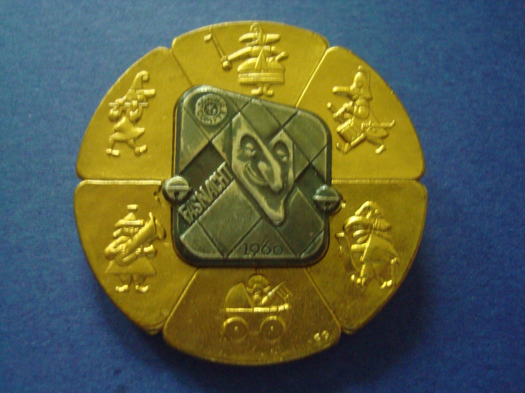 Placchette & Badge: Plakette Gold 1960 – Usato da Riehen venduto da Baerewaegli
