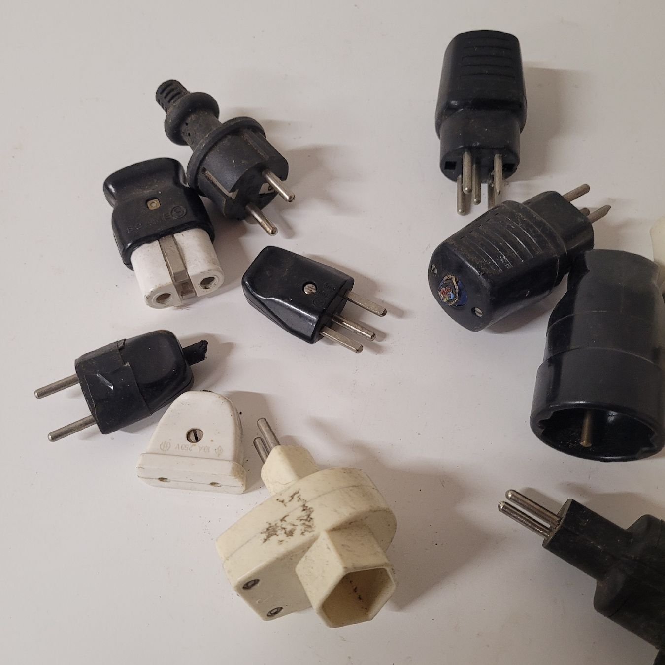 Spine: diverse alte stecker altes elektromaterial – Usato da Reichenburg venduto da AK_78 7
