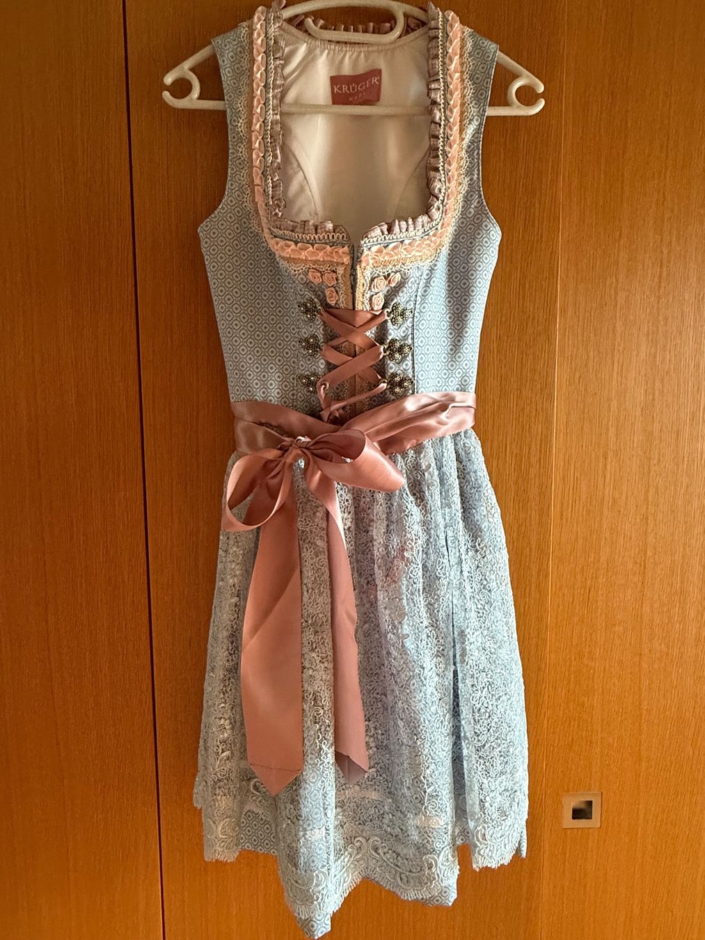 Krüger Kleider: Dirndl von Krüger madl – Gebraucht aus Oberwil-Lieli von Laeber 2